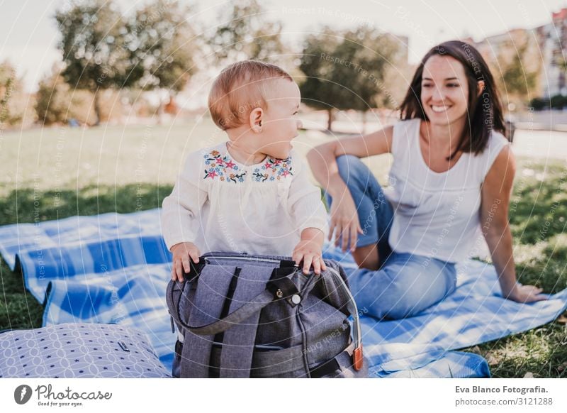 Mutter spielt mit einem kleinen Mädchen im Freien in einem Park. Familienkonzept Lifestyle Freude schön Spielen Sommer Sonne Kindererziehung Baby Junge Frau