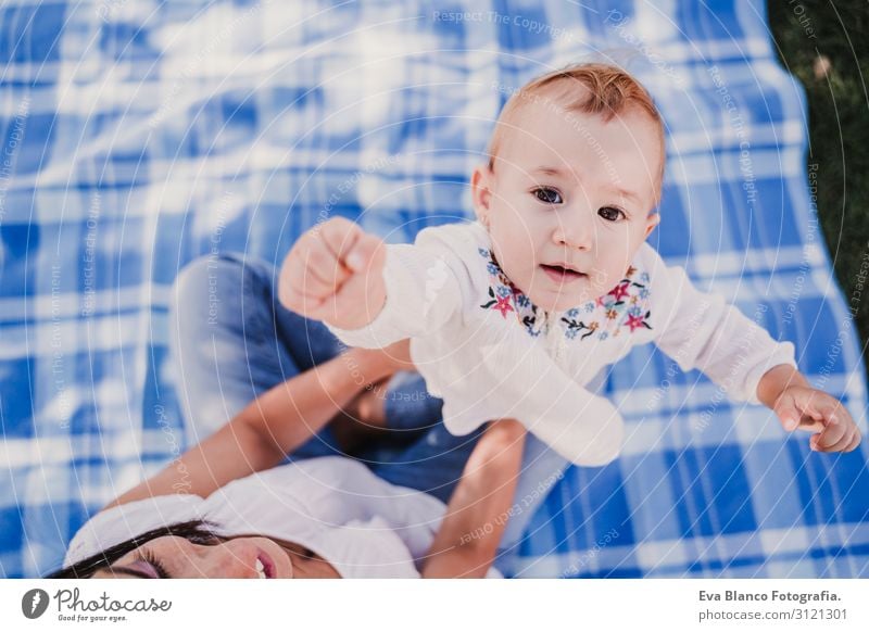 junge Mutter spielt mit einem Mädchen im Freien in einem Park. Lifestyle Freude schön Spielen Sommer Sonne Kindererziehung feminin Baby Junge Frau Jugendliche