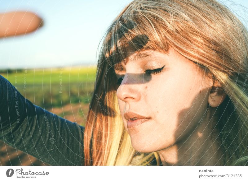 Junge Frau bedeckt die Sonne mit ihrer Hand. Lifestyle schön Gesicht Leben Sommer Mensch feminin Jugendliche Erwachsene 1 18-30 Jahre Herbst Mode blond