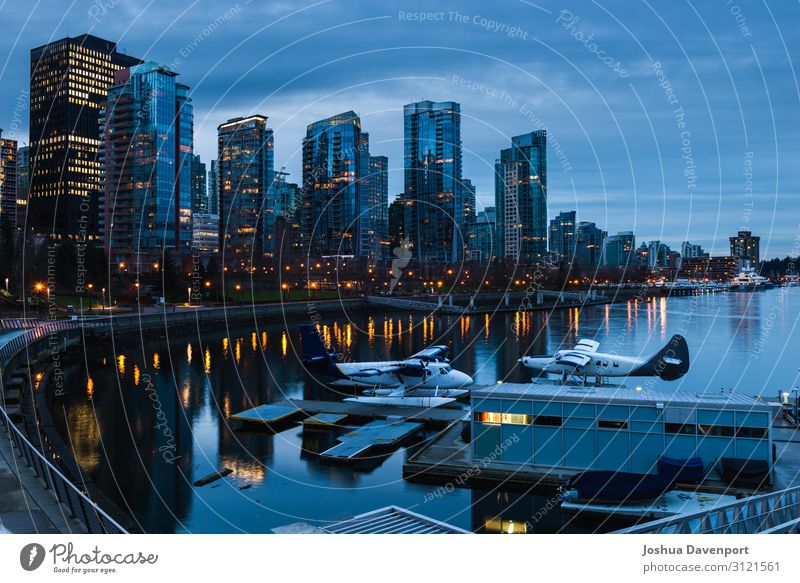 Kohlehafen Stadt Hafenstadt Stadtzentrum Skyline Hochhaus Jachthafen dunkel Blaue Stunde British Columbia Kanada Großstadt Stadt bei Nacht Stadtbeleuchtung