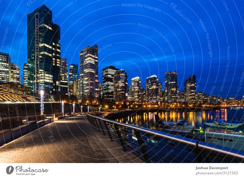 Kohlehafen Stadt Hafenstadt Stadtzentrum Skyline Hochhaus Jachthafen dunkel Blaue Stunde British Columbia Kanada Großstadt Stadt bei Nacht Stadtbeleuchtung