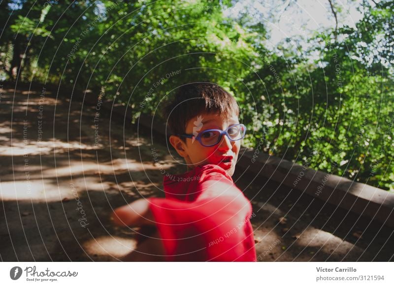 Ein kleiner Junge mit einem roten T-Shirt. Lifestyle Mensch 1 3-8 Jahre Kind Kindheit Begeisterung Euphorie Ehre Tapferkeit selbstbewußt Coolness Optimismus