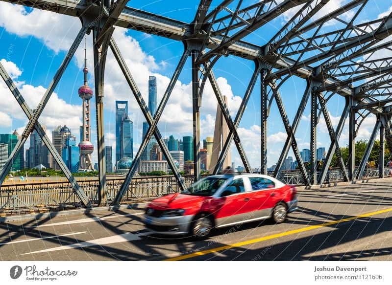 Shanghai Crossing Ferien & Urlaub & Reisen Tourismus Sightseeing Städtereise Skyline Hochhaus Brücke Sehenswürdigkeit Taxi Bewegung Asien Asien Reisen China