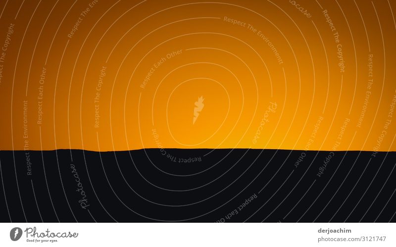 zeit für einen trink //  Sonnenuntergang in Namibia. Wunderschöne gelb goldene Farben. Getrennt nur von der Wüste. Die schon im dunklem liegt. Freude Erholung