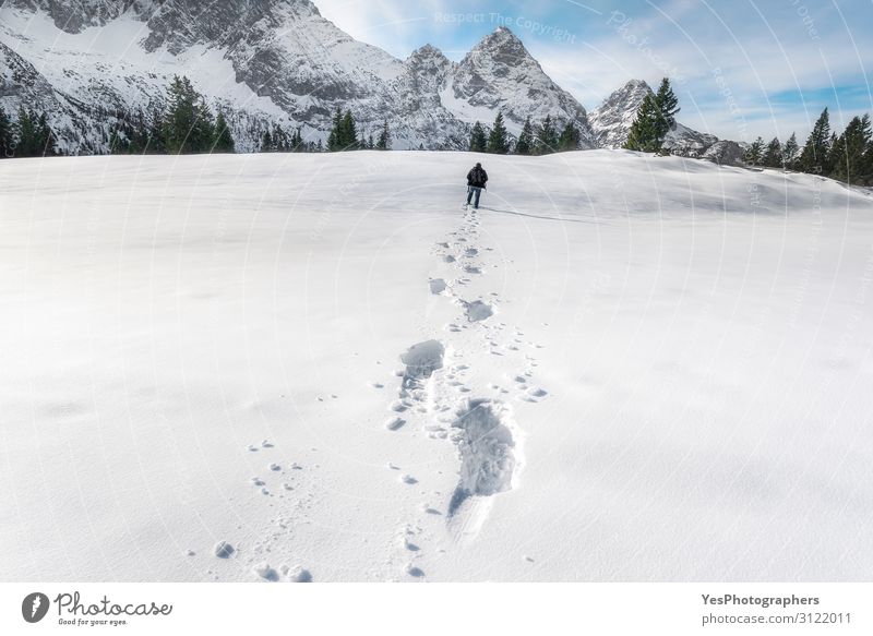 Schneefußabdrücke in den Alpenbergen. Winterwanderlandschaft Abenteuer Berge u. Gebirge wandern Weihnachten & Advent Silvester u. Neujahr Mann Erwachsene Natur