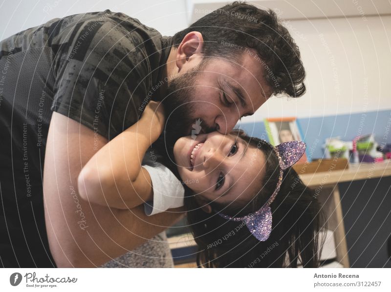 Vater und Tochter Glück Wohnung Schlafzimmer Mann Erwachsene Familie & Verwandtschaft Küssen Lächeln lachen Liebe Umarmen Zusammensein Gefühle Vatertag