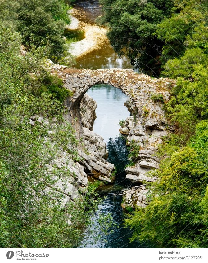 Eine mittelalterliche Brücke in Kampanien, Italien. Ferien & Urlaub & Reisen Tourismus Berge u. Gebirge Landschaft Fluss Ruine Straße Stein historisch cilento