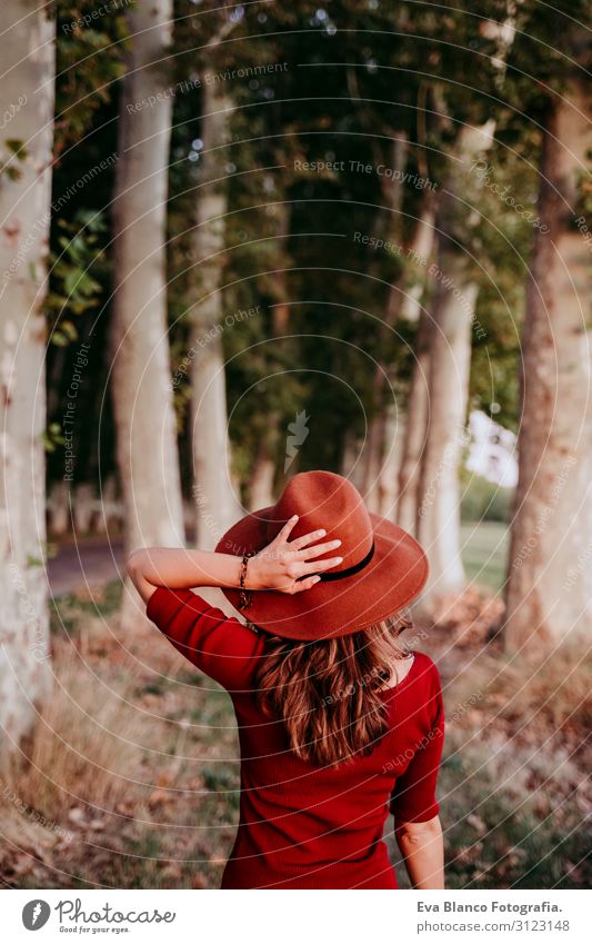 eine schöne weiße Frau, die den Sonnenuntergang auf dem Land beobachtet. Entspannung und Lebensstil im Freien Jugendliche Hut Lifestyle lässig Gegenlicht