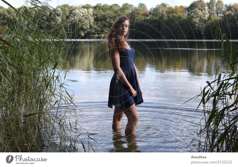 Portrait einer jungen, großen Frau die in einem idyllischem See steht Lifestyle Stil schön Wellness Leben Ausflug Abenteuer Sommerurlaub Junge Frau Jugendliche