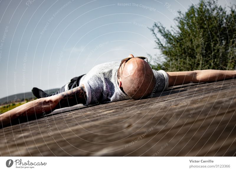 Ein junger Mann, der an einem sonnigen Tag Yoga praktiziert. Lifestyle Freude Glück schön Erholung Tourismus Sommer Strand Frau Erwachsene Freundschaft