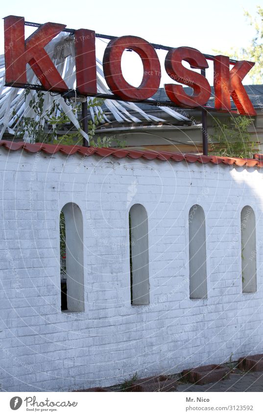 Kiosk Gebäude rot weiß Fenster Schriftzeichen Ladengeschäft Tabakwaren Süßwaren Süßwarengeschäft Imbiss Spirituosen Buden u. Stände Gastronomie