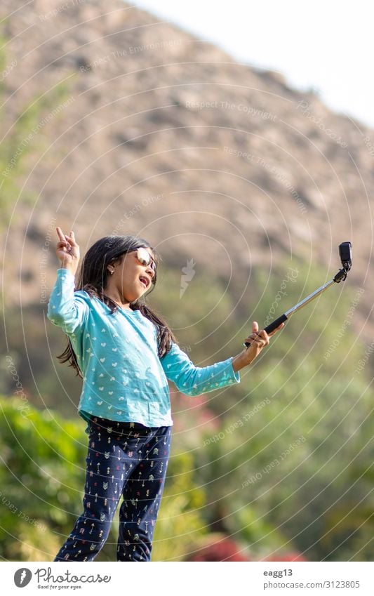 Kleines Mädchen macht ein Foto mit einer Action-Kamera. Lifestyle Freude Glück Leben Freizeit & Hobby Spielen Ferien & Urlaub & Reisen Kind Fotokamera Werkzeug