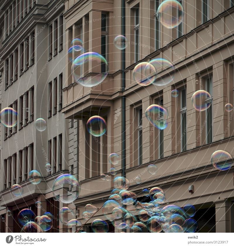 Straßenreinigung Berlin-Mitte Haus Mauer Wand Fassade Fenster Seifenblase aufsteigen fantastisch Zusammensein glänzend rund Stadt viele verrückt elegant