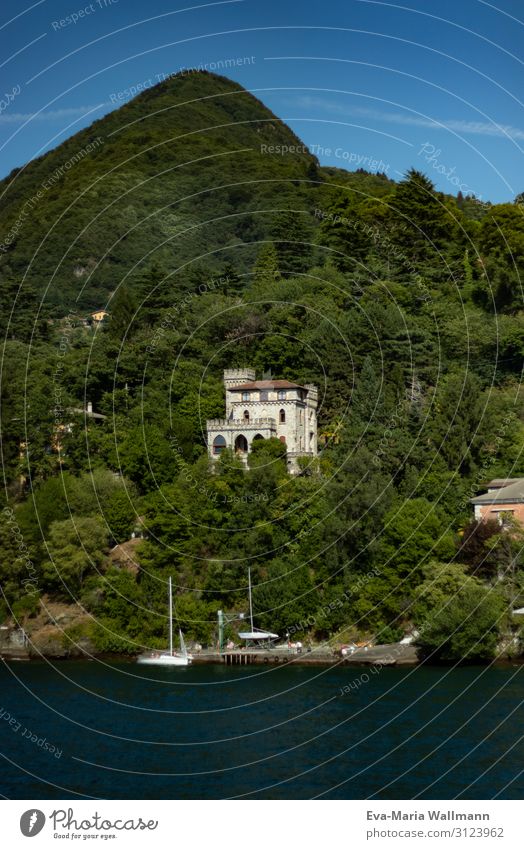 Haus am Berg schaut auf den See Zufriedenheit Erholung Ferien & Urlaub & Reisen Sommer Berge u. Gebirge Natur Landschaft Wasser Wolkenloser Himmel