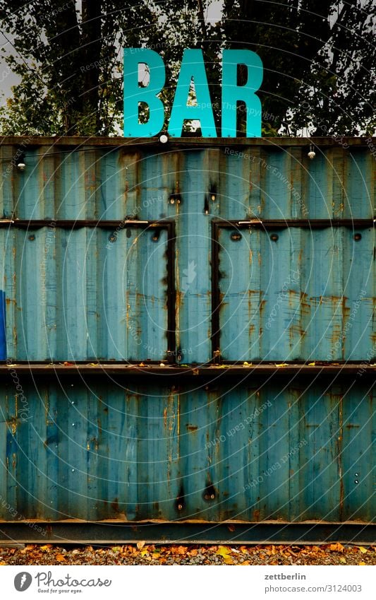 Bar Berlin lankwitz Stadt Stadtleben Vorstadt Gastronomie Biergarten geschlossen Saisonende Nebensaison Wellblech Buden u. Stände Kiosk Imbiss Container Luke