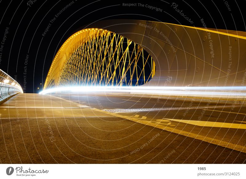 Brücke bei Nacht Prag Tschechien Menschenleer Bauwerk Architektur Sehenswürdigkeit Straßenverkehr gelb weiß geduldig ruhig Lichtstrahl Farbfoto Außenaufnahme