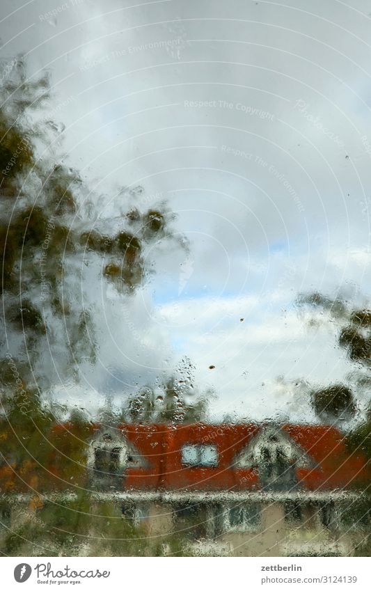 Regenwetter Berlin Haus lankwitz Stadt Stadtleben Vorstadt Häusliches Leben Wohngebiet Wohnhaus Wohnhochhaus Stadtzentrum Wolken Textfreiraum Stadthaus