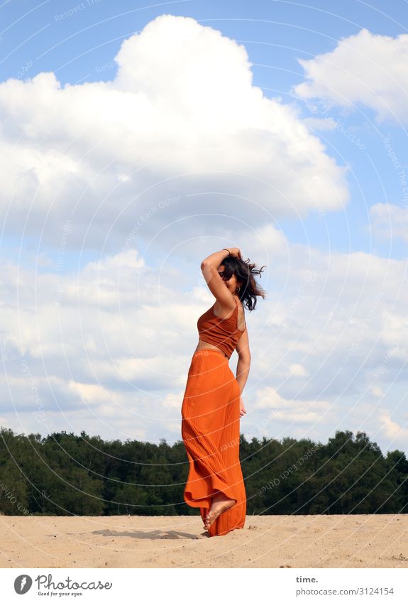 Estila feminin Frau Erwachsene 1 Mensch Umwelt Natur Landschaft Sand Himmel Wolken Schönes Wetter Wald Hose Top Barfuß brünett langhaarig Bewegung drehen