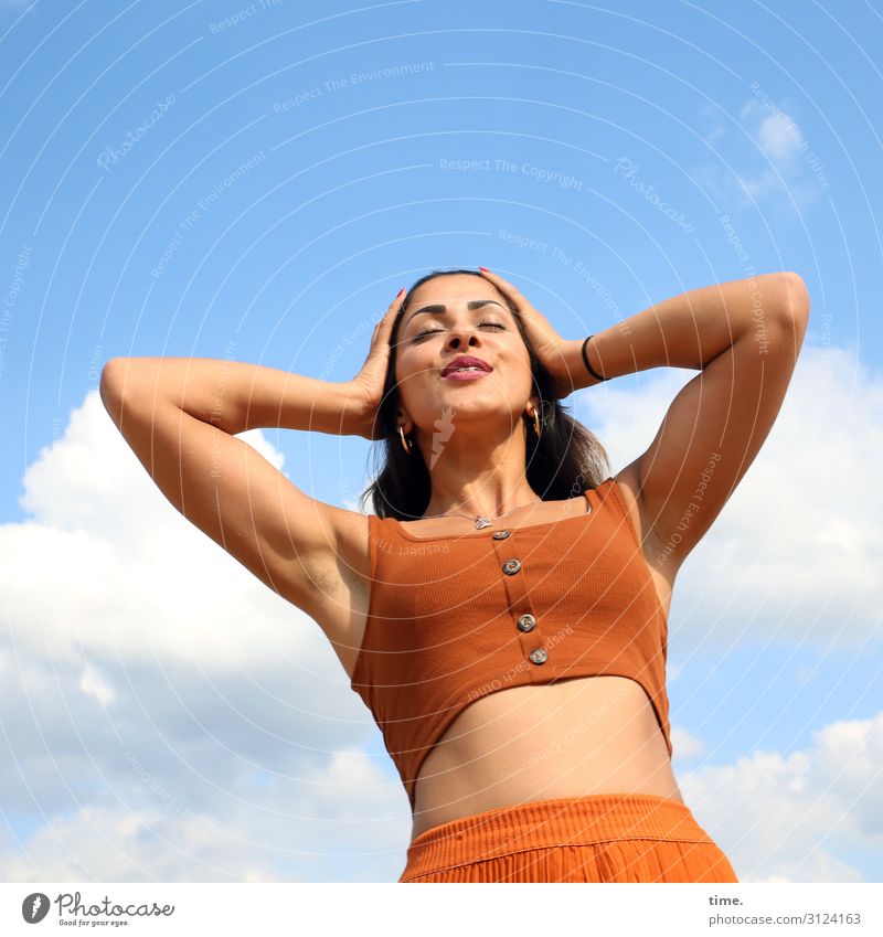 Estila feminin Frau Erwachsene 1 Mensch Himmel Wolken Sommer Schönes Wetter T-Shirt Rock Top brünett langhaarig Bewegung Erholung festhalten stehen schön