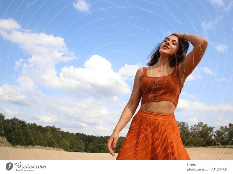 Estila feminin Frau Erwachsene 1 Mensch Umwelt Natur Landschaft Sand Himmel Wolken Horizont Wald Rock Top brünett langhaarig berühren Bewegung Erholung