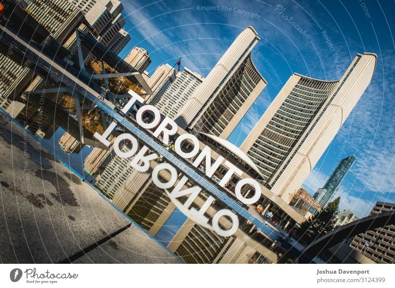 Nathan Phillips Square Bauwerk Gebäude Architektur Sehenswürdigkeit Stadt Kanada kanadische Stadt kanadisches Wahrzeichen Großstadt Stadtarchitektur