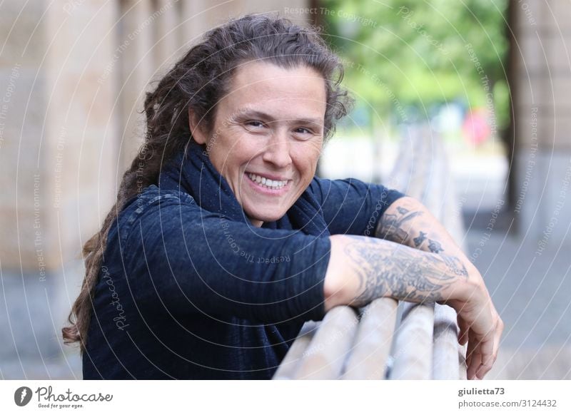 Just be happy | AST 10 Chemnitz Junge Frau Jugendliche Erwachsene Leben Mensch 30-45 Jahre Stadt Tattoo langhaarig Locken Rastalocken Punk Lächeln lachen