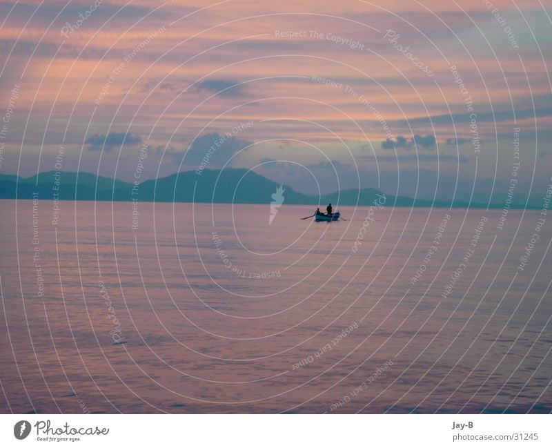 Korfu Sundown Sonnenuntergang Farbenspiel Wasserfahrzeug Fischer Fischerboot Romantik Wolken Meer Griechenland Berge u. Gebirge Schleierwolken