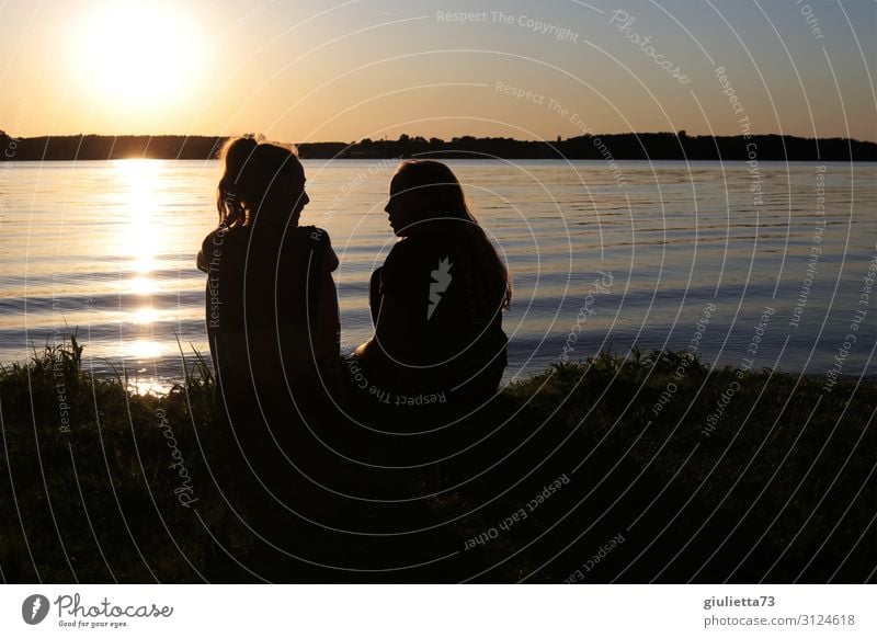 Girlfriends | Zwei Teenager Mädchen beim Sonnenuntergang am See Kindheit Jugendliche 2 Mensch 8-13 Jahre 13-18 Jahre Sonnenaufgang Sommer Schönes Wetter Küste