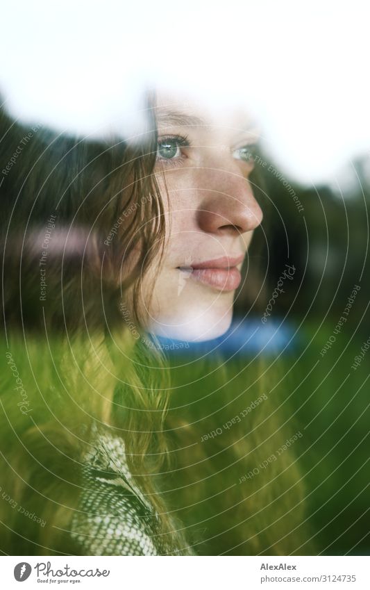 Portrait einer jungen Frau hinter einer Fensterscheibe Lifestyle Stil schön Wohlgefühl Junge Frau Jugendliche 18-30 Jahre Erwachsene Landschaft Schönes Wetter