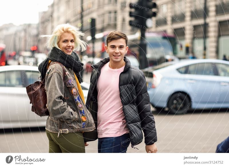 Ein glückliches Freundespaar genießt die Aussicht während einer Reise in London. Lifestyle Freude Glück schön Ferien & Urlaub & Reisen Tourismus Sightseeing