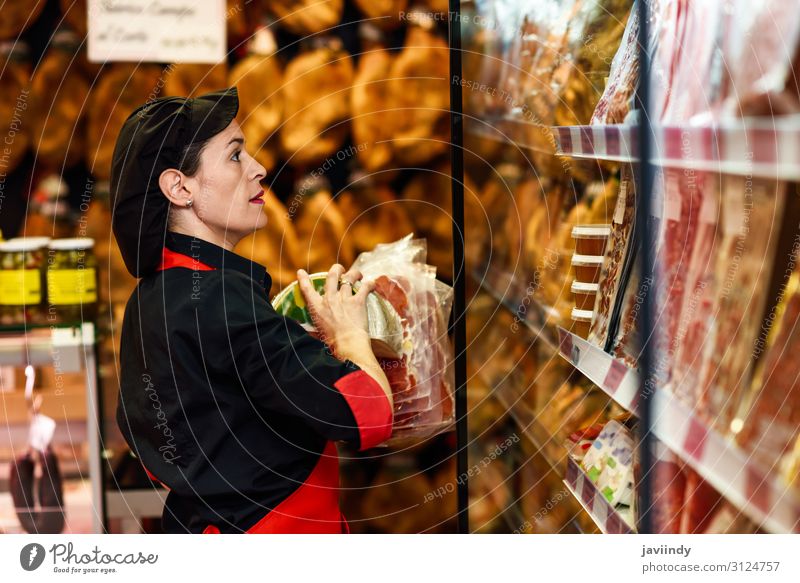 Porträt einer Arbeitnehmerin, die Produkte in der Metzgerei bezieht. Lebensmittel Fleisch Käse kaufen Arbeit & Erwerbstätigkeit Beruf Business Mensch feminin