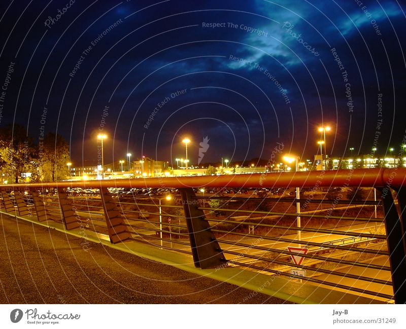 Mystik Airport Nacht mystisch Regenwolken Langzeitbelichtung Himmel Straße Gewitter Brücke Geländer Hamburg Fuhlsbüttel