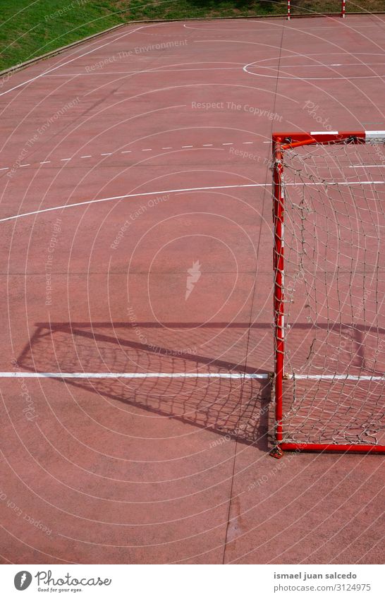 alte Fußballtorsportgeräte auf der Straße Spielfeld Gerichtsgebäude rot Netz Tennisnetz Internet Seil Sport Sportgerät Spielen Verlassen Park Spielplatz