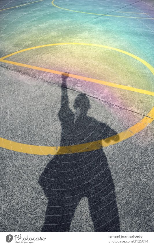 Mann Schatten Silhouette auf dem Fußballplatz Mensch Lichterscheinung Sonne Sonnenlicht Straße Boden Außenaufnahme Großstadt abstrakt sehr wenige