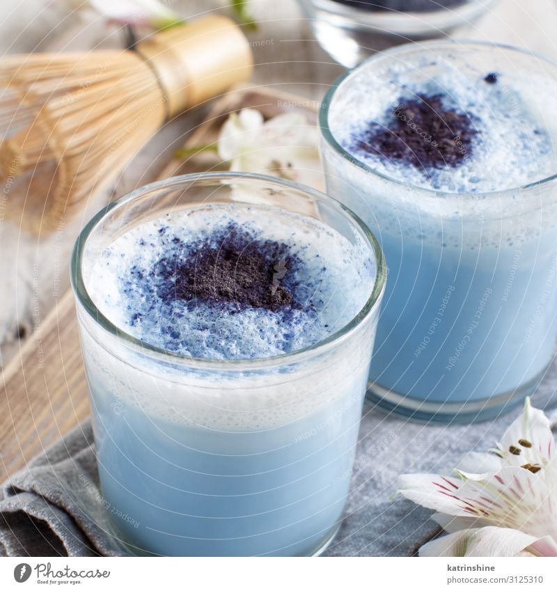 Blaue Matcha-Milch Frühstück Vegetarische Ernährung Schalen & Schüsseln Blume natürlich blau weiß blaues Streichholz schäumen Bierschaum Latte melken Rührbesen