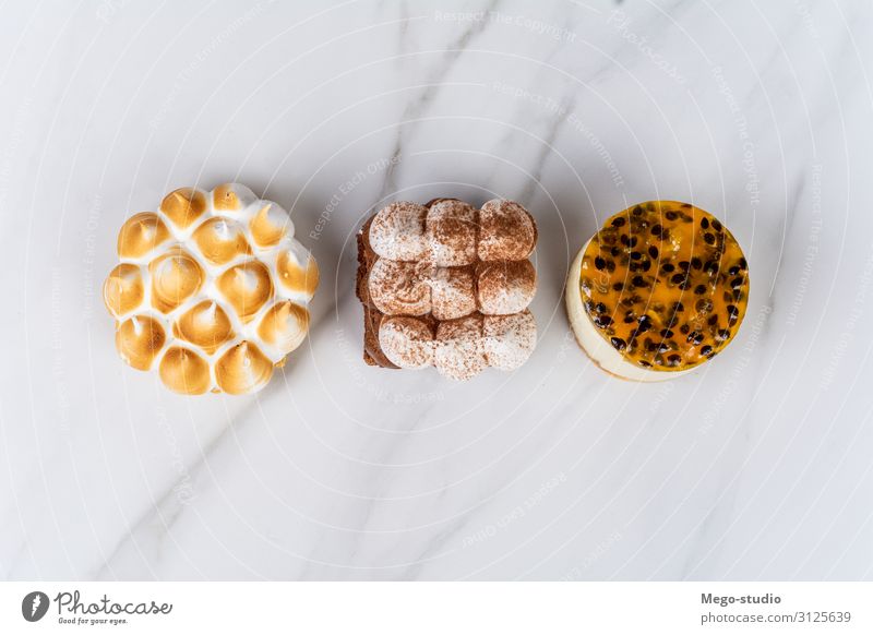 Mini-Schokolade, Zitronenkuchen und Maracuja-Kuchen. Dessert Essen Kakao Teller Dekoration & Verzierung Küche Holz dunkel klein lecker braun Appetit & Hunger