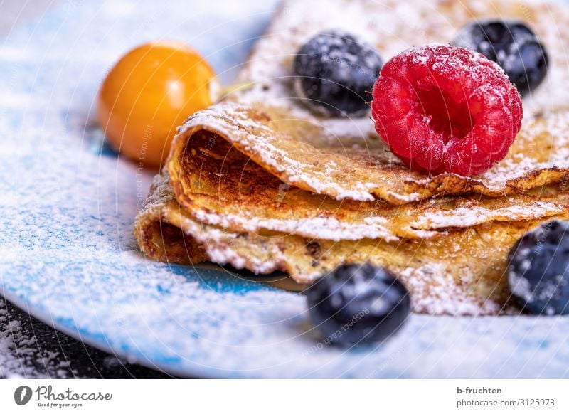 Crepes mit Beeren Lebensmittel Frucht Ernährung Bioprodukte Vegetarische Ernährung Gesundheit Gesunde Ernährung wählen Essen genießen omlette Pfannkuchen