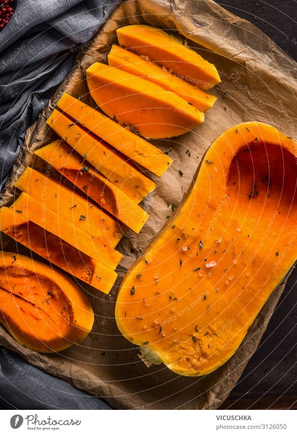 Butternut-Kürbis auf Backblech Lebensmittel Gemüse Ernährung Bioprodukte Vegetarische Ernährung Diät Stil Design Gesunde Ernährung Erntedankfest