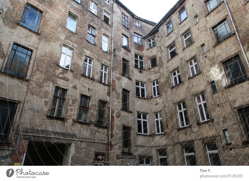 Berlin Hinterhof Prenzlauer Berg Stadt Hauptstadt Stadtzentrum Altstadt Menschenleer Haus Bauwerk Gebäude Architektur Mauer Wand Fassade Fenster