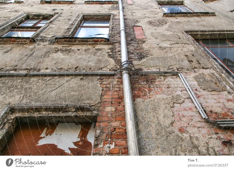 Hinterhof Berlin Prenzlauer Berg Stadt Hauptstadt Stadtzentrum Altstadt Menschenleer Haus Bauwerk Gebäude Architektur Mauer Wand Fassade Fenster Verfall