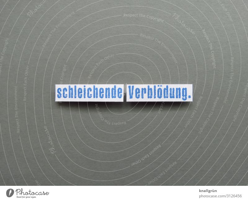 schleichende Verblödung. Schriftzeichen Schilder & Markierungen Kommunizieren blau grau weiß Gefühle dumm Bildung erleben Gesellschaft (Soziologie) Leben lernen