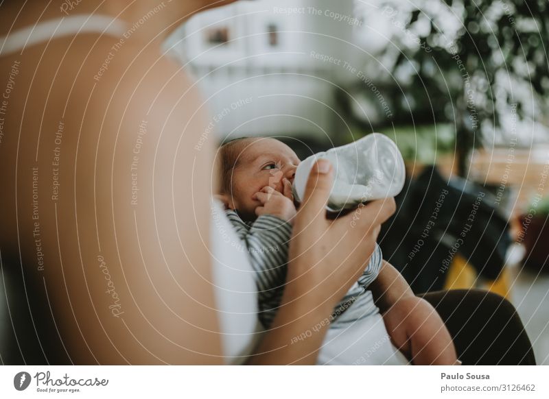 Baby zu Hause mit der Flasche füttern neugeboren Zusammensein Zusammengehörigkeitsgefühl Mutter Mutterschaft schön Eltern Glück Frau Kindheit