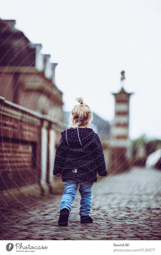 kleine Prinzessin erkundet das Schloss Kindererziehung Bildung Mensch feminin Kleinkind Mädchen Kindheit Leben Kopf Haare & Frisuren 1 1-3 Jahre Kunst Kunstwerk