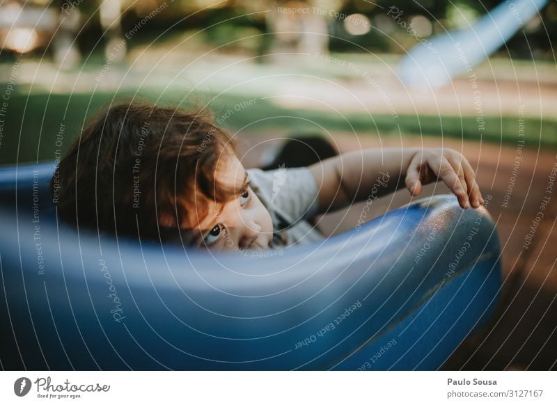 Kind spielt auf dem Spielplatz Lifestyle Freude Freizeit & Hobby Mensch Kleinkind Mädchen 1 1-3 Jahre Bewegung Spielen frei Fröhlichkeit Zusammensein Glück