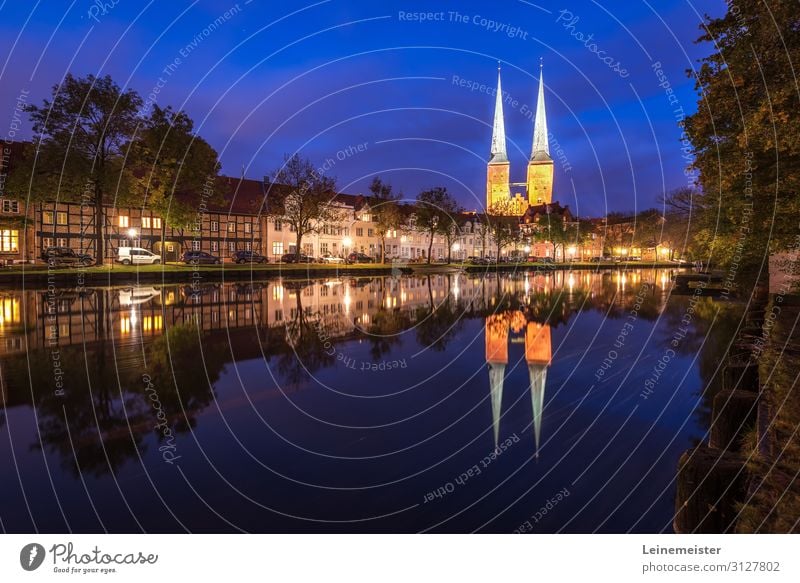 Lübeck an der Trave Architektur Kultur Flussufer Deutschland Europa Stadt Stadtzentrum Skyline Haus Dom Bauwerk Gebäude Sehenswürdigkeit blau