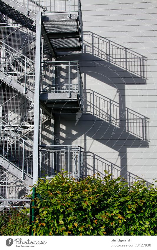 Geo-Metrie-Sommer-Sonnen-Treppen-Schatten-Wurf modern Rettungsweg Rettunstreppe Architektur Fassade Wand Gebäude Mauer Bauwerk Außenaufnahme Tag Menschenleer