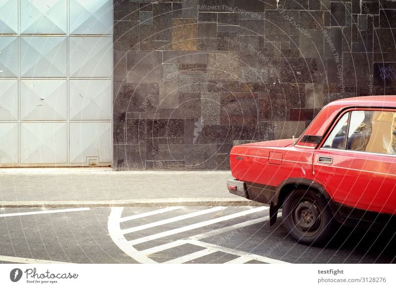 rotes auto Stadt Hauptstadt Haus Mauer Wand Fassade Straße Fahrzeug PKW retro trashig Tor parken Budapest Oldtimer KFZ Farbfoto Außenaufnahme Menschenleer