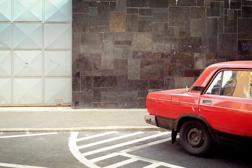 rotes auto Stadt Hauptstadt Haus Mauer Wand Fassade Straße Fahrzeug PKW retro trashig Tor parken Budapest Oldtimer KFZ Farbfoto Außenaufnahme Menschenleer