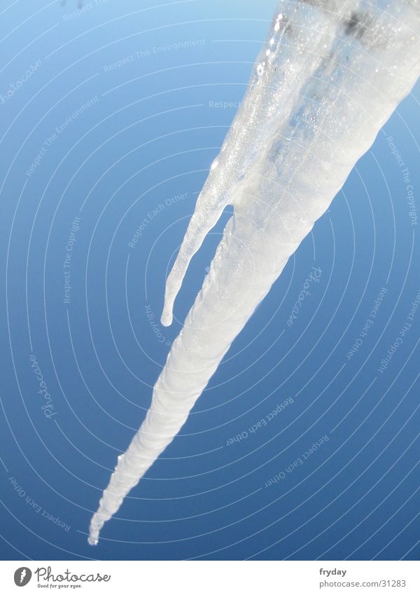 o’ zapft is Eiszapfen gefroren Himmel blau