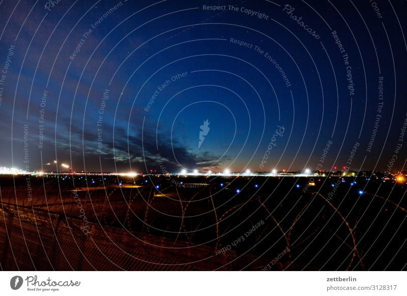 Flugfeld Tegel Flugzeug Flugzeugstart Flughafen Flughafen Berlin-Tegel Abend Nacht dunkel Nachthimmel Himmel Himmel (Jenseits) Luftverkehr Bewegung mehrfarbig